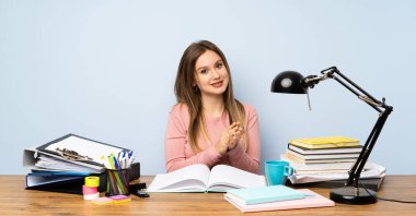 Genç öğrenci kız odasında alkışlıyor