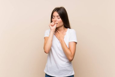 Izole arka plan üzerinde Pretty genç kız öksürük ve kötü duygu ile acı