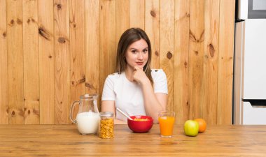 Genç Sarışın kadın kahvaltı gülüyor