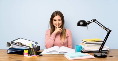 Odada genç öğrenci kız sessizlik jest yapıyor