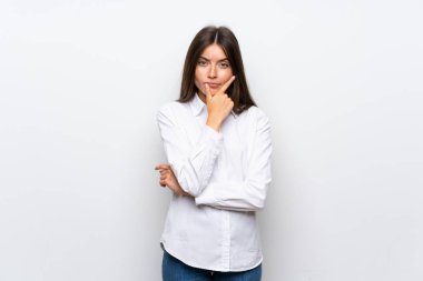 İzole beyaz arka plan üzerinde genç kadın bir fikir düşünme