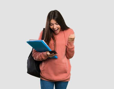 Deftertutan genç öğrenci kadın şaşırttı ve izole gri arka plan üzerinden bir mesaj gönderme