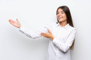 İzole beyaz arka planda genç kadın gelmek için davet için yan eller uzanan