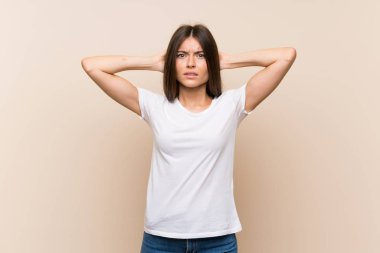 Izole arka plan üzerinde Pretty genç kız sinirli ve baş elleri alır