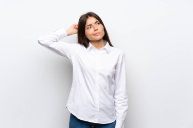 Izole beyaz arka plan üzerinde genç kadın şüpheleri olan ve yüz ifadesi karıştırmayın