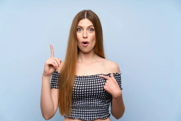 Jovem Mulher Sobre Fundo Azul Isolado Com Expressão Facial Surpresa — Fotografia de Stock