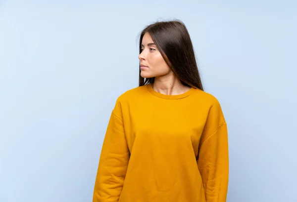 Caucásico Joven Mujer Sobre Aislado Azul Pared Mirando Lado —  Fotos de Stock