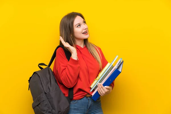 Adolescente Estudiante Sobre Fondo Amarillo Con Expresión Facial Sorpresa —  Fotos de Stock