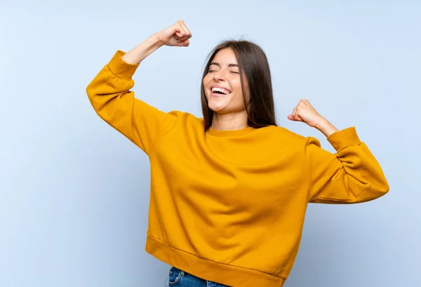 Mujer Joven Caucásica Sobre Aislado Muro Azul Celebrando Una Victoria —  Fotos de Stock