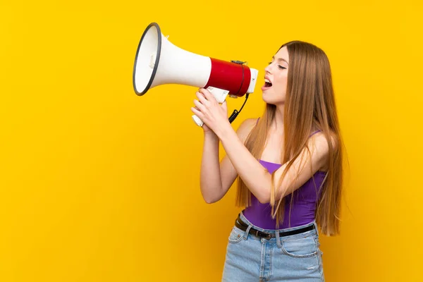 Jovem Mulher Sobre Fundo Amarelo Isolado Gritando Através Megafone — Fotografia de Stock