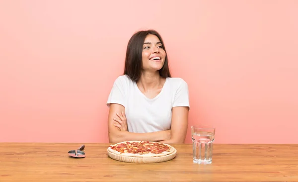 Jeune Femme Avec Une Pizza Levant Les Yeux Tout Souriant — Photo