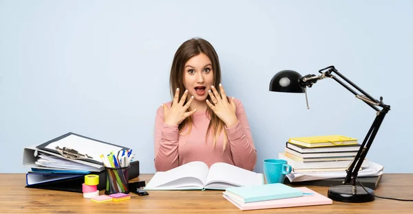 Adolescente Studentessa Nella Sua Stanza Con Espressione Facciale Sorpresa — Foto Stock