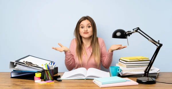 Adolescente Estudiante Chica Habitación Teniendo Dudas Con Confundir Expresión Cara — Foto de Stock