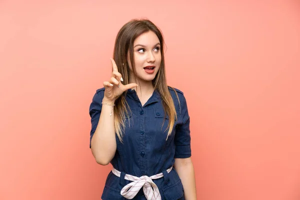 Tinédzser Lány Izolált Rózsaszín Háttér Azzal Szándékkal Hogy Megvalósítsa Megoldást — Stock Fotó