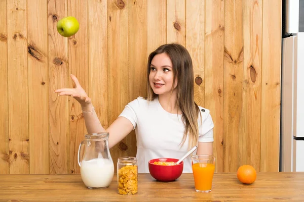 Junge blonde Frau beim Frühstück — Stockfoto