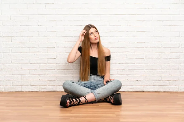 Young Woman Sitting Floor Having Doubts Confuse Face Expression — Stock Photo, Image