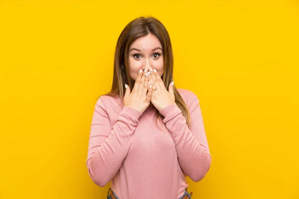 Menina Adolescente Sobre Fundo Amarelo Isolado Com Expressão Facial Surpresa — Fotografia de Stock