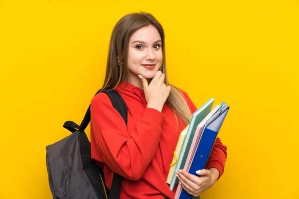 Adolescente Estudante Menina Sobre Fundo Amarelo Rindo — Fotografia de Stock