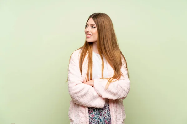 Jovem Mulher Vestido Vestir Sobre Parede Verde Rindo — Fotografia de Stock