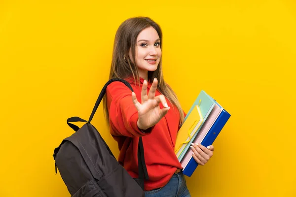 Tonåring Student Flicka Över Gul Bakgrund Som Visar Skylt Med — Stockfoto