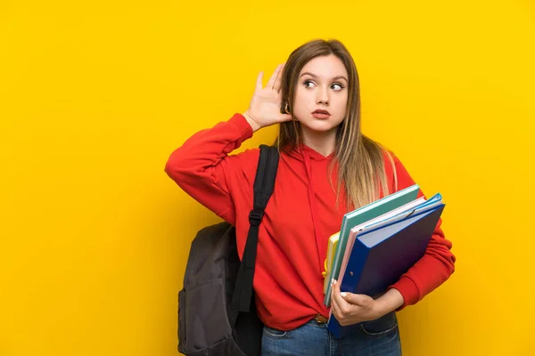 Teenager Studentin Mädchen Über Gelbem Hintergrund Hören Etwas — Stockfoto