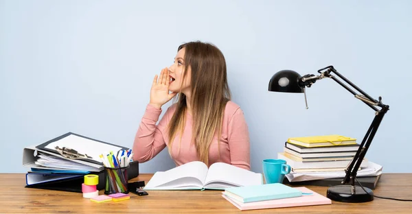 Teenager Student Mädchen Sie Zimmer Crying Mit Mund Weit Offen — Stockfoto