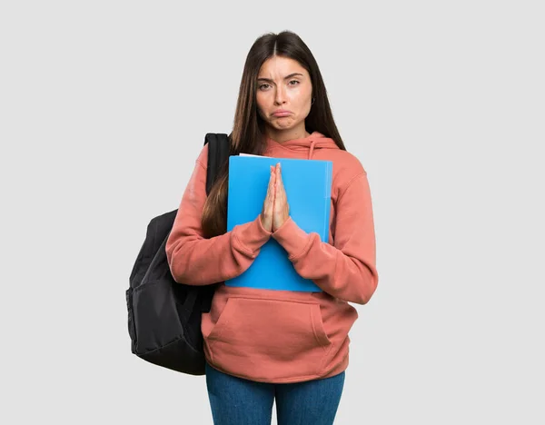 Ung Student Kvinna Håller Anteckningsböcker Håller Handflatan Tillsammans Person Frågar — Stockfoto