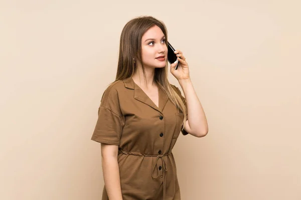 Девушка Подросток Изолированном Фоне Ведет Разговор Мобильным Телефоном — стоковое фото