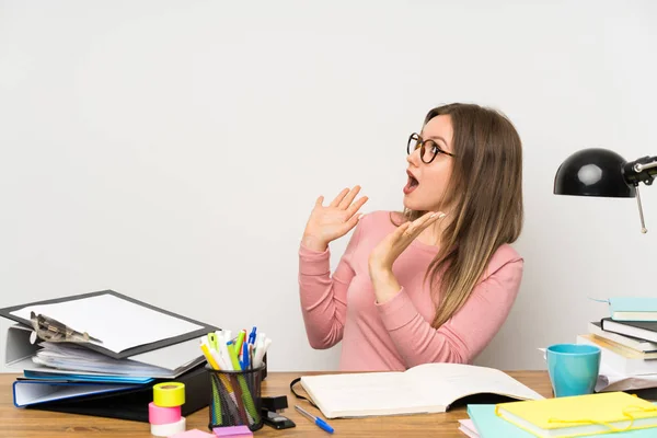 Adolescente Estudiante Chica Habitación Con Sorpresa Expresión Facial — Foto de Stock