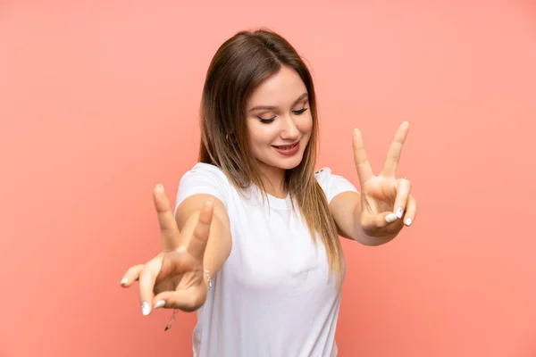 Adolescente Chica Sobre Aislado Rosa Pared Sonriendo Mostrando Signo Victoria —  Fotos de Stock