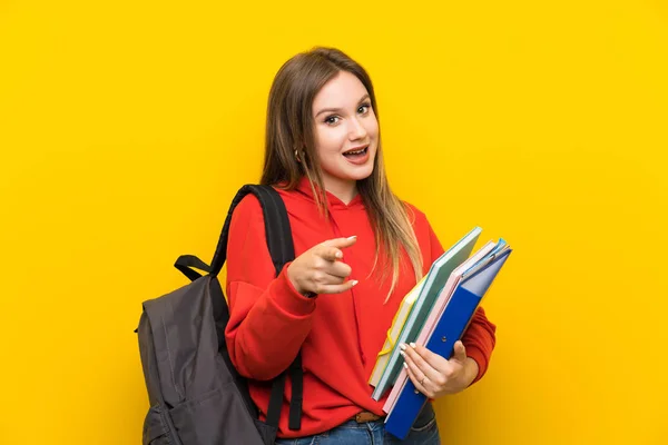 Adolescente Estudiante Chica Sobre Amarillo Fondo Puntos Dedo Usted — Foto de Stock
