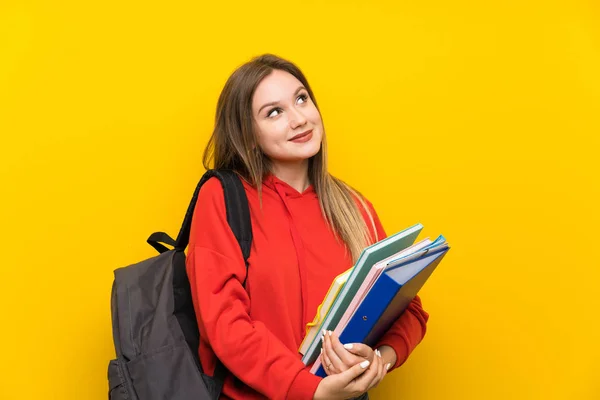Έφηβος Μαθήτρια Πάνω Από Κίτρινο Φόντο Γέλιο Και Κοιτάζοντας Πάνω — Φωτογραφία Αρχείου