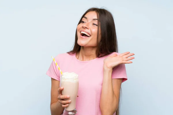 Mujer Joven Con Batido Fresa Sobre Fondo Azul Aislado Con —  Fotos de Stock