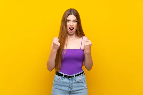 Mujer Joven Sobre Fondo Amarillo Aislado Frustrado Por Una Mala — Foto de Stock