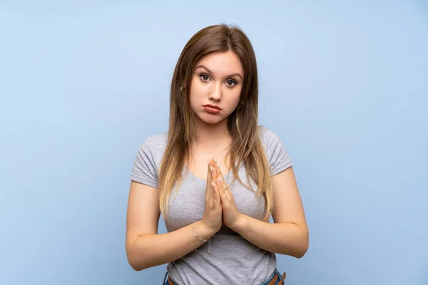 Tiener Meisje Geïsoleerde Blauwe Muur Houdt Palm Samen Persoon Vraagt — Stockfoto