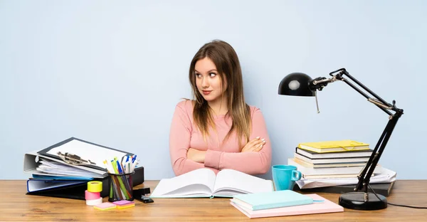 Adolescente Estudiante Chica Habitación Pensando Una Idea — Foto de Stock