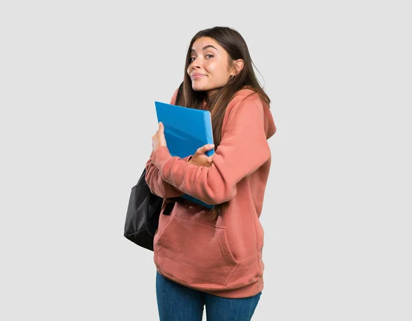 Joven Estudiante Sosteniendo Cuadernos Haciendo Gestos Dudas Mientras Levanta Los — Foto de Stock