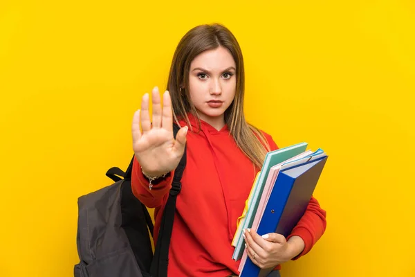 Tiener Student Meisje Gele Achtergrond Maken Stop Gebaar Met Haar — Stockfoto