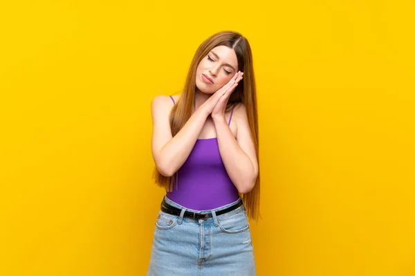 Jovem Mulher Sobre Fundo Amarelo Isolado Fazendo Gesto Sono Expressão — Fotografia de Stock