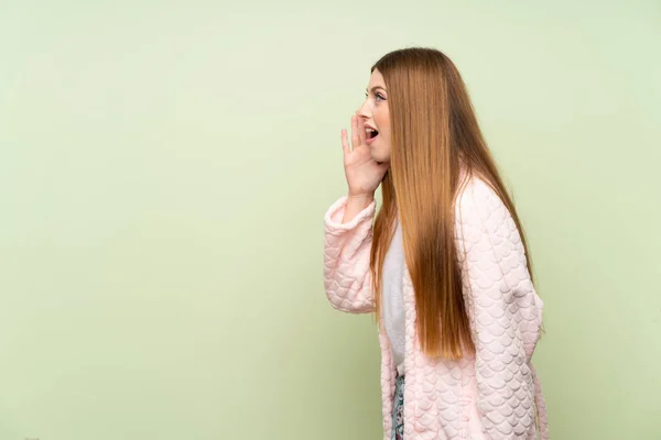 Jonge Vrouw Dressing Gown Groene Muur Schreeuwen Met Mond Wijd — Stockfoto