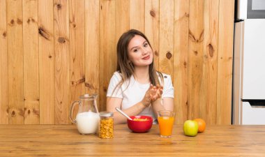 Genç sarışın kadın alkışlayarak kahvaltı sahip