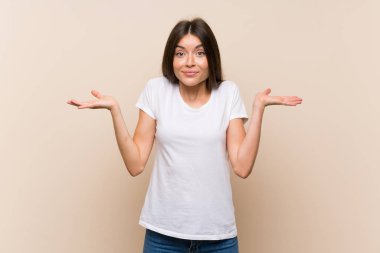 El kaldırırken şüpheleri olan izole arka plan üzerinde Pretty genç kız