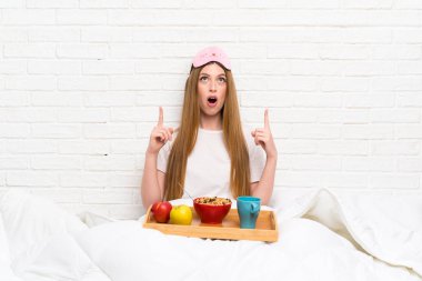 Gelinlik genç kadın işaret parmağı ile işaret kahvaltı ile harika bir fikir