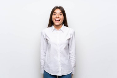 Yüzünde sürpriz ifade olan, izole edilmiş beyaz bir geçmişi olan genç kadın.