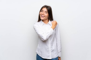 Bir zafer kutluyor izole beyaz arka plan üzerinde genç kadın