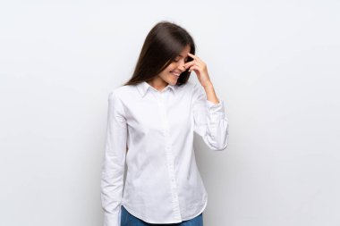 Genç kadın üzerinde izole beyaz arka plan gülüyor