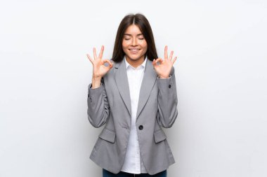 Zen poz izole beyaz arka plan üzerinde genç iş kadını