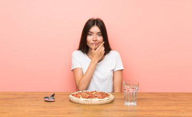 Pizzalı genç kadın bir fikir düşünüyor