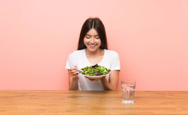 Bir masada bir salata ile genç kadın