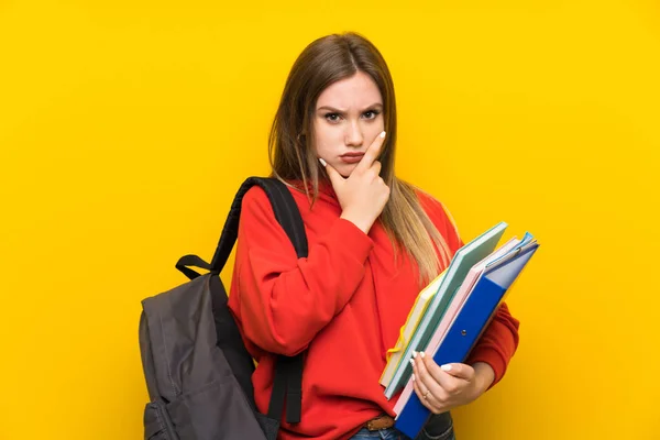 Sarı Arka Plan Üzerinde Genç Öğrenci Kız Bir Fikir Düşünme — Stok fotoğraf